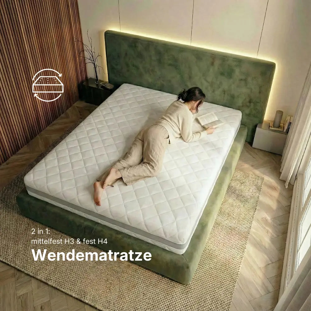 Person liegt bäuchlings auf der RIBECO 1000 Wendematratze mit zwei Härtegraden H3 und H4
