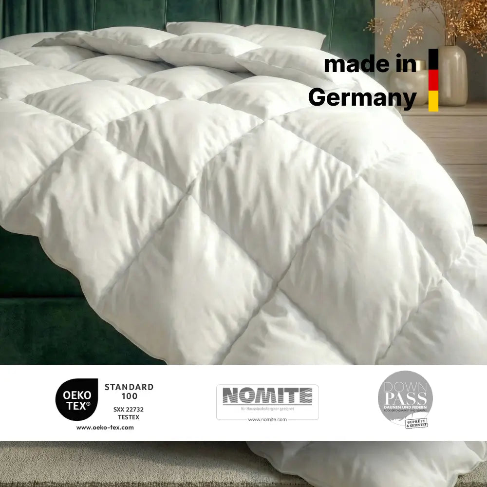 Essential Federdecke mit gleichmäßiger Steppung auf dem Bett, hergestellt in Deutschland und zertifiziert nach OEKO-TEX® Standard 100, NOMITE und Downpass