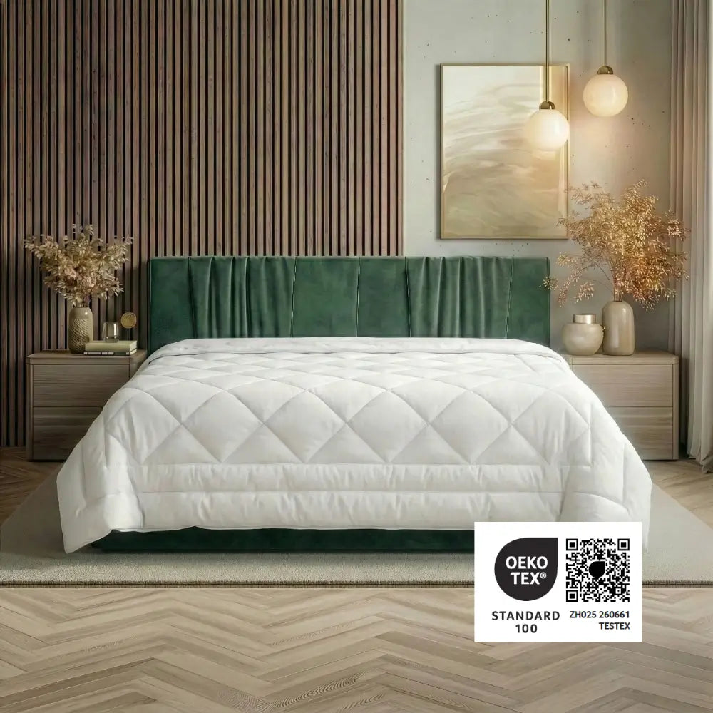 Weiße vegane Steppdecke auf einem Bett mit grünem Polsterkopfteil, modern eingerichtetes Schlafzimmer, unten rechts OEKO-TEX Standard 100 Zertifizierung sichtbar