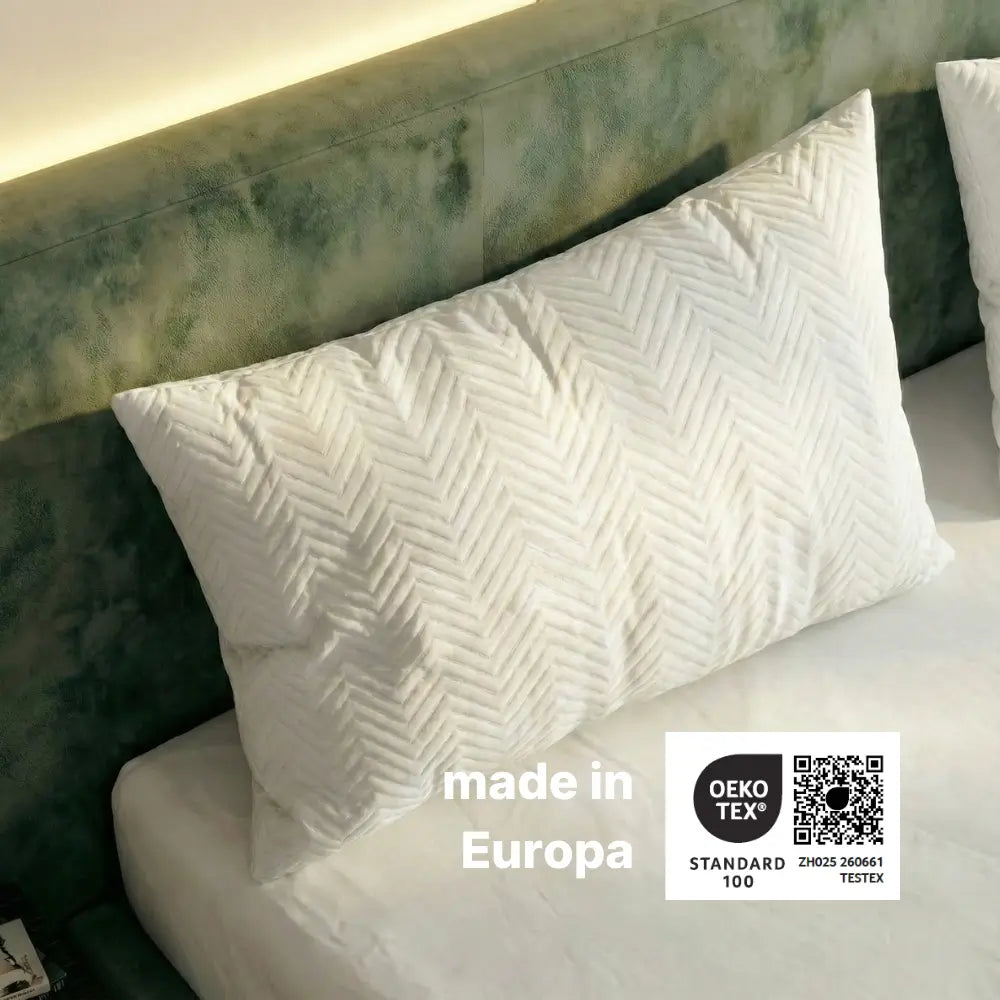 Premium Taschenfederkernkissen in Weiß auf Bett, mit Hinweis ‚made in Europa‘ und OEKO-TEX Standard 100 Zertifikat