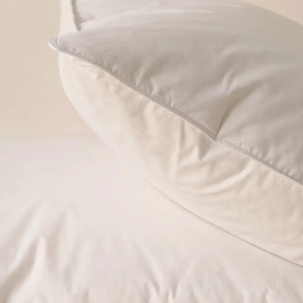 Nahaufnahme einer weißen Kopfkissenecke