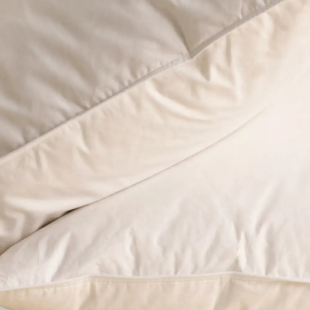 Detailansicht des Premium veganen Faser-Kissens mit gleichmäßig gefüllter Kissenoberfläche