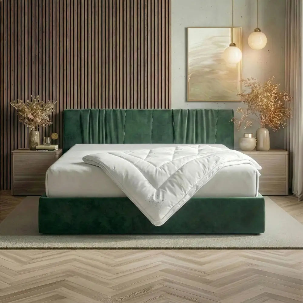 Essential vegane Faserdecke mit karierter Steppung locker über ein Bett gelegt, leichte synthetische Füllung für pflegeleichten und gleichmäßigen Schlafkomfort