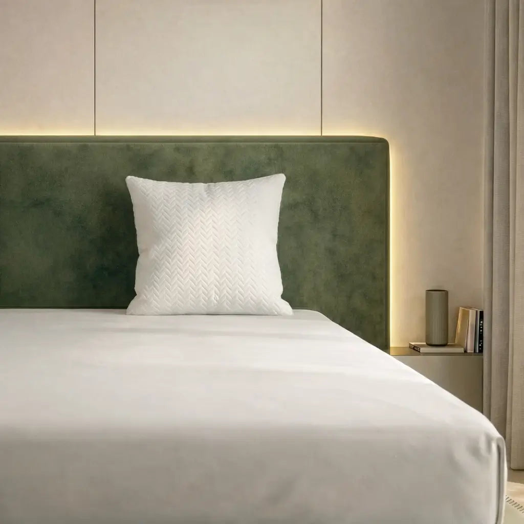 Premium Taschenfederkernkissen in Weiß auf einem Bett mit grünem Kopfteil, ergonomisches Kopfkissen für stabilen Schlafkomfort