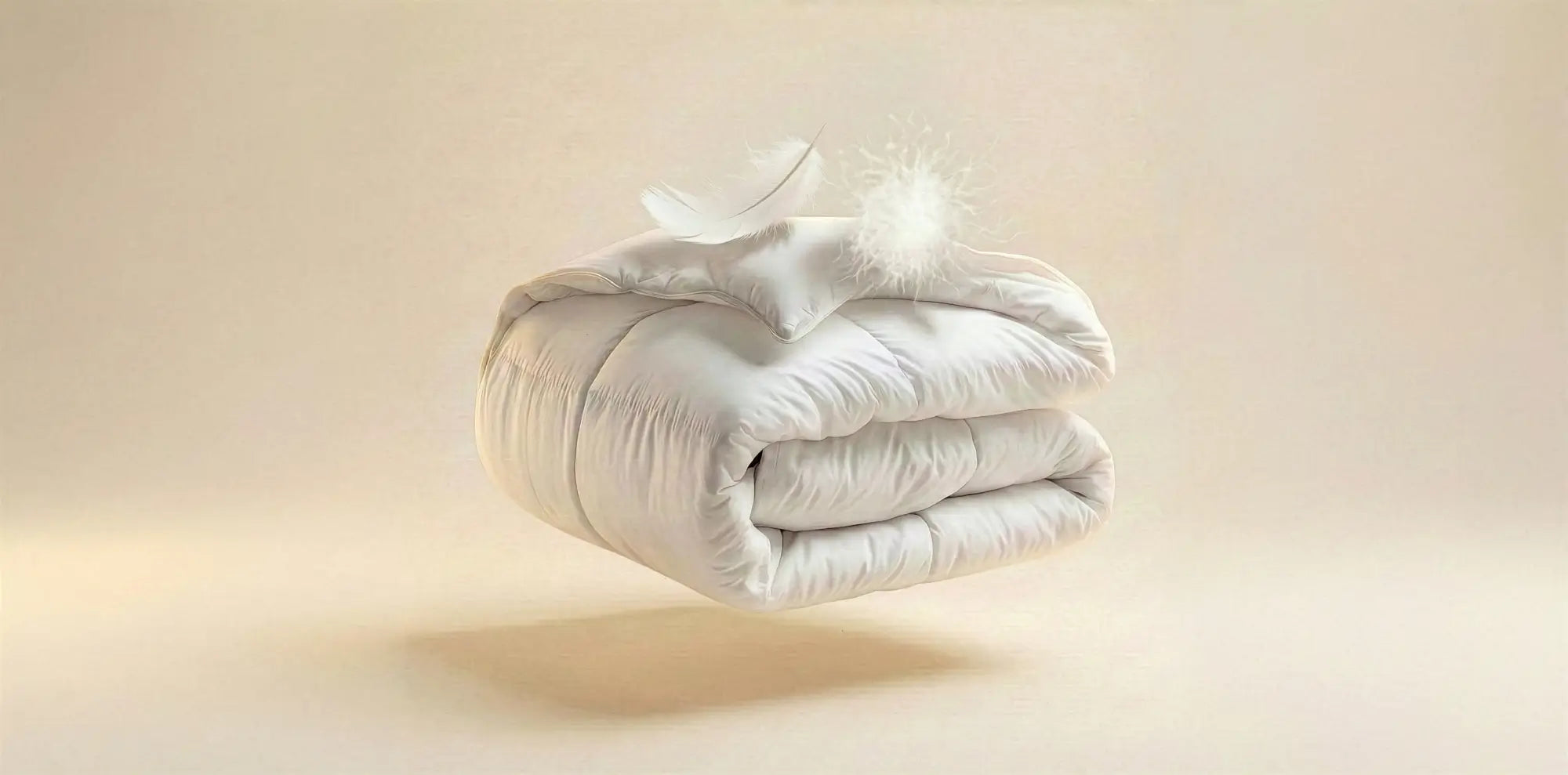 schwebende natürliche Bettdecke mit schwebender Feder und Daune mit einem warmen Hintergrund
