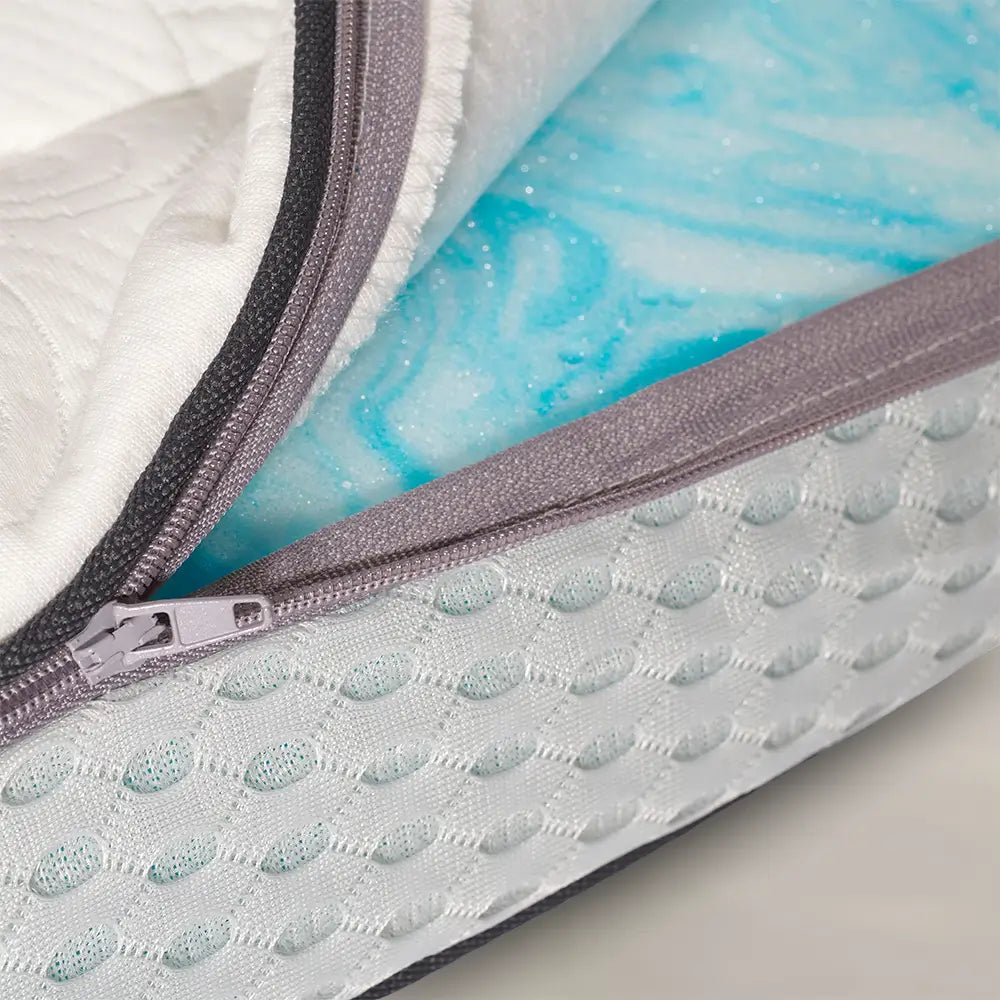 Detailaufnahme des Gelschaum-Toppers mit geöffnetem Reißverschluss, sichtbar blauem Gelschaumkern und atmungsaktivem Bezug für druckentlastenden Schlafkomfort