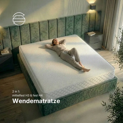 Person liegt entspannt in Rückenlage auf der Hybridschaum Wendematratze 24 cm mit zwei Härtegraden H3 und H4