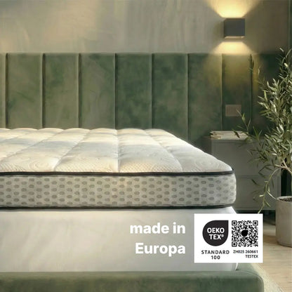 Gelschaum-Topper auf einem Bett mit gepolstertem Kopfteil, gekennzeichnet mit OEKO-TEX® Standard 100 Zertifizierung und dem Hinweis ‚made in Europa