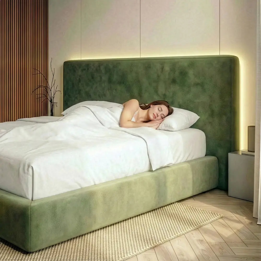 Frau schläft unter einer weißen Bettdecke in einem modernen Schlafzimmer