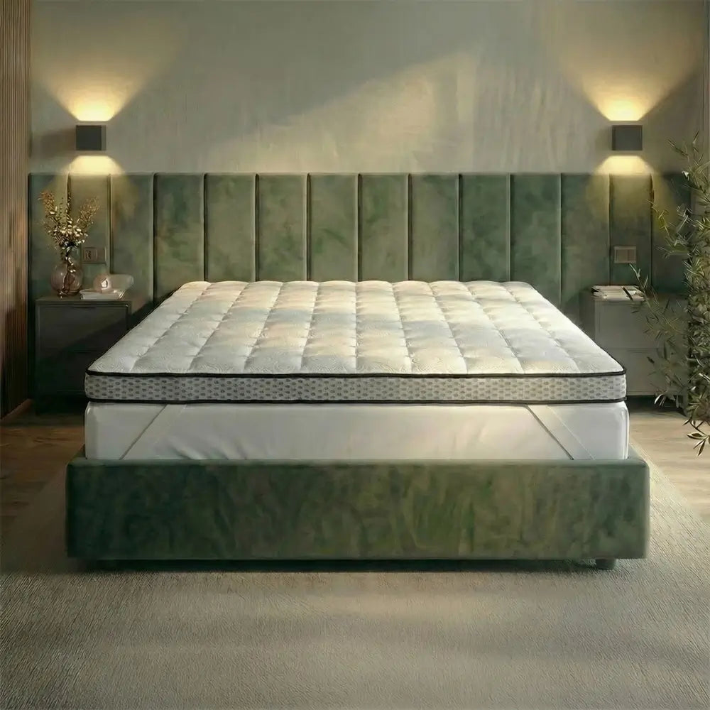 Gelschaum-Topper auf Boxspringbett im Schlafzimmer, gleichmäßige Liegefläche zur Druckentlastung und Verbesserung des Schlafkomforts