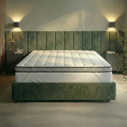 Gelschaum-Topper auf Boxspringbett im Schlafzimmer, gleichmäßige Liegefläche zur Druckentlastung und Verbesserung des Schlafkomforts