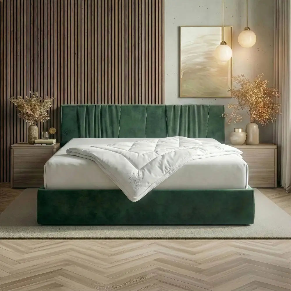 vegane Bettdecke liegt zusammengefaltet auf einem grünen Bett