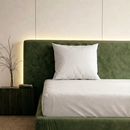 Superior 3-Kammer-Kissen in Weiß auf modernem Bett mit grünem Polsterkopfteil – formstabiles Kopfkissen für ergonomische Unterstützung im Schlafzimmer