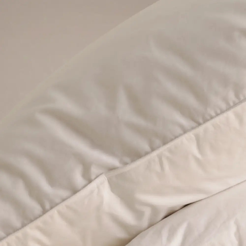 Nahaufnahme einer weißen Kopfkissennaht