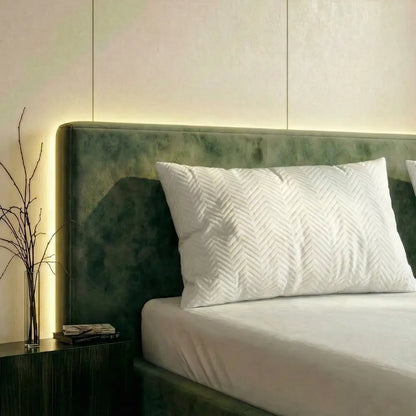 Premium Taschenfederkernkissen in Weiß auf modernem Bett mit grünem Kopfteil, formstabiles Kopfkissen mit strukturierter Steppung