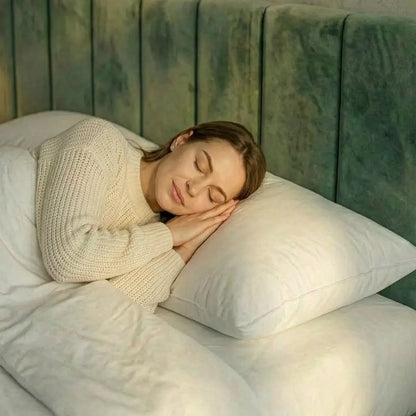 Frau schläft entspannt auf premium veganem Faser-Kissen im Schlafzimmer