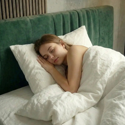 Person schläft entspannt auf Essential veganem Faser-Kissen mit formstabiler Füllung und weicher Baumwollhülle