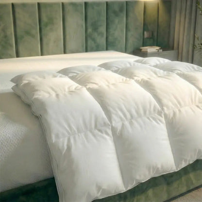 Premium Daunen- und Federdecke locker über das Bett gelegt, gleichmäßige Steppung sorgt für voluminöse Füllung und angenehme Wärme