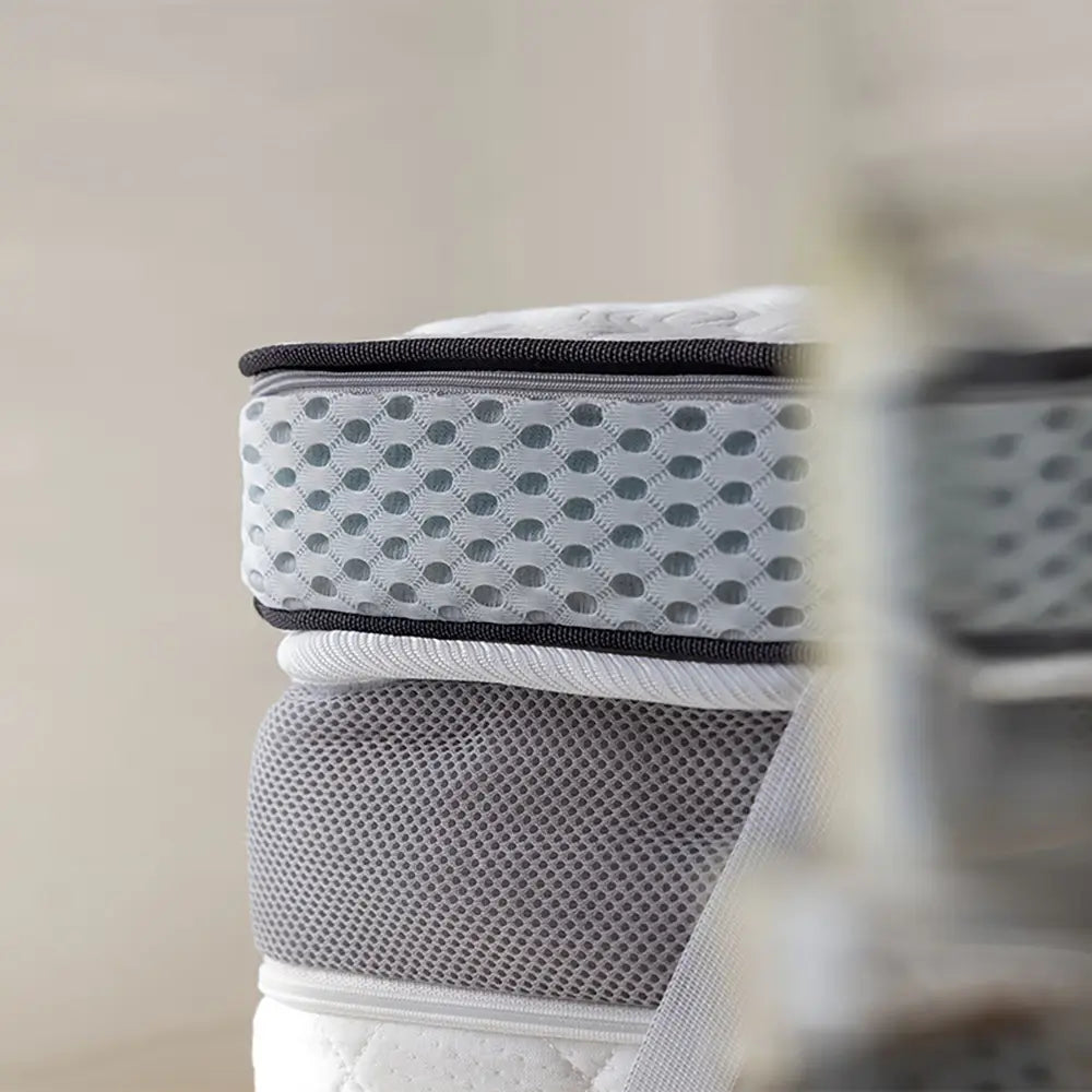 Detailansicht des Gelschaum-Toppers mit atmungsaktivem 3D-Mesh-Seitenbezug, umlaufender Kedernaht und strukturierter Oberfläche zur verbesserten Luftzirkulation
