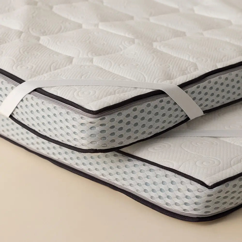 zwei Gelschaum-Topper liegen übereinander auf einem Hintergrund mit einem warmen Farbton