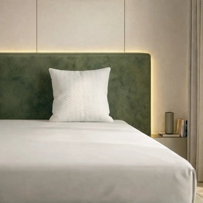 Premium Taschenfederkernkissen in Weiß auf einem Bett mit grünem Kopfteil, ergonomisches Kopfkissen für stabilen Schlafkomfort