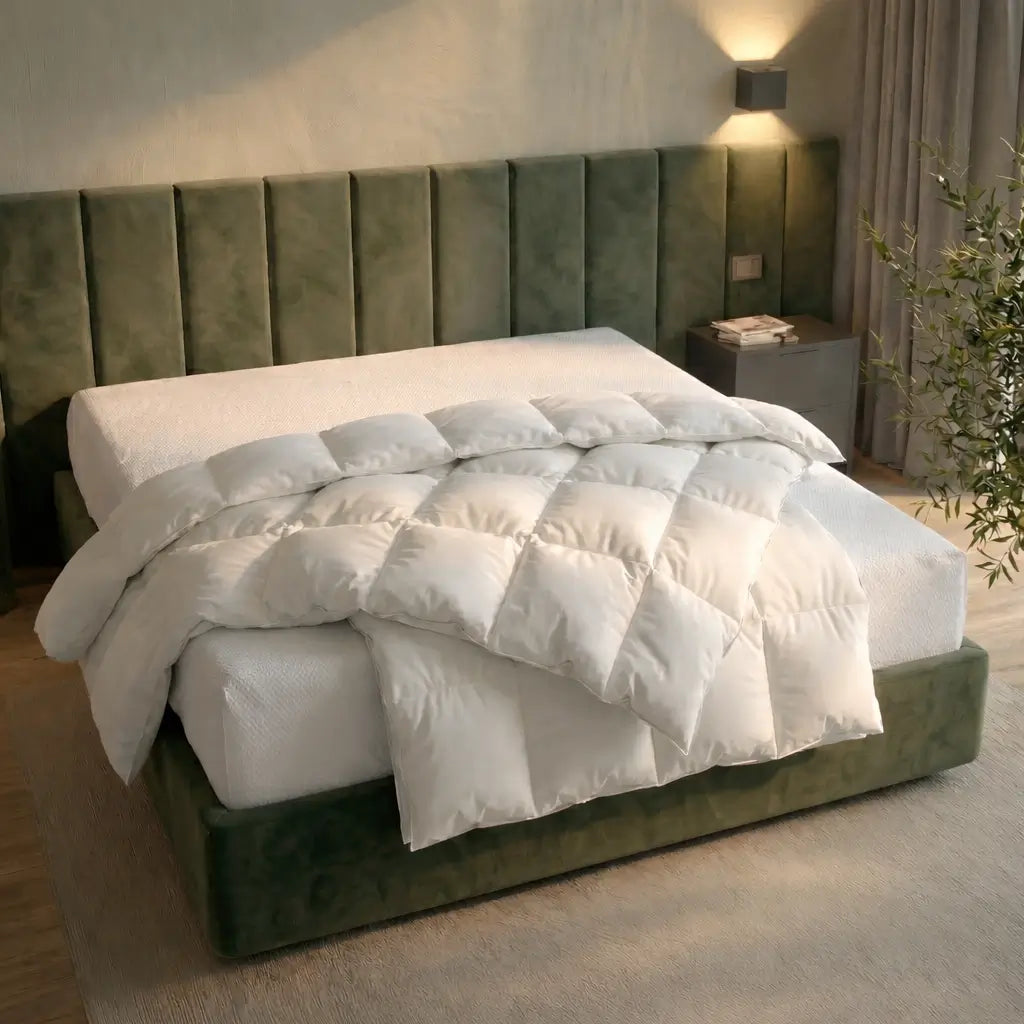 zwei natürliche Bettdecken liegen quer versetzt aufeinander in einem modernen Schlafzimmer