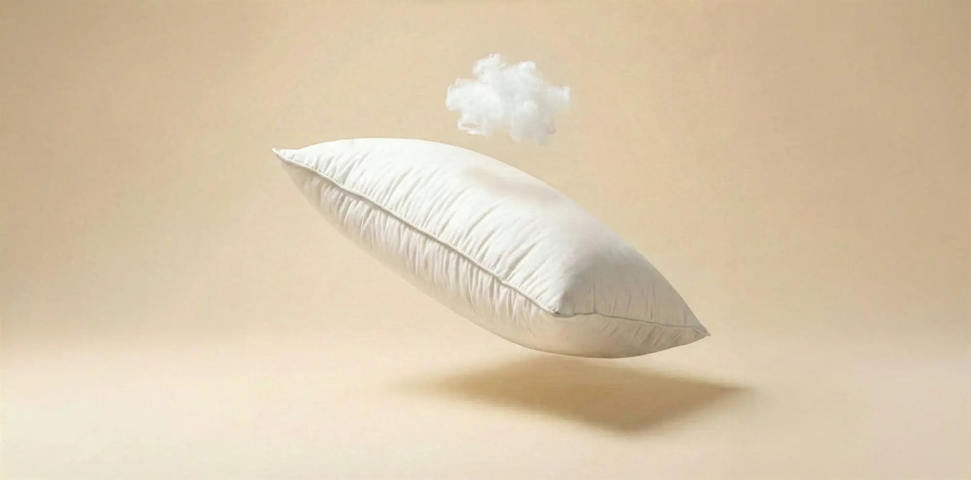 schwebendes veganes Kopfkissen mit einer weißen Polyesterfaser darüber